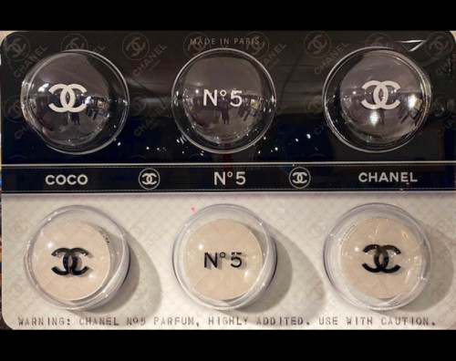 james chanels pills zwart wit 800x635